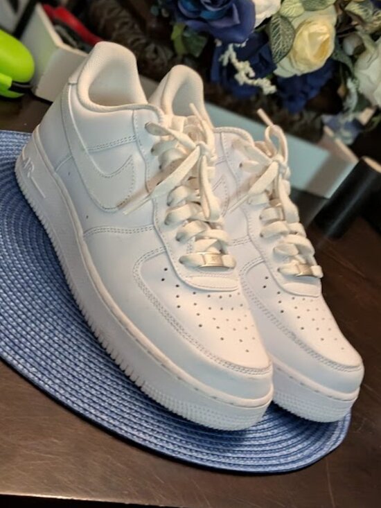 O1 NIKE AIR FORCE 1 Triple White Sneakers - Picture 4 of 11
